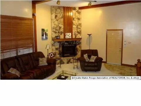 15232 Crystal Dr, Central, LA 70770 photo 4