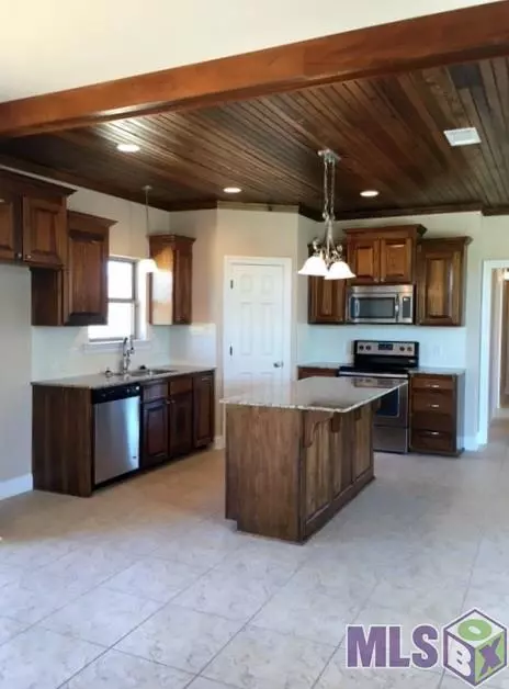 31037 Lake Spring Dr, Walker, LA 70785 photo 2