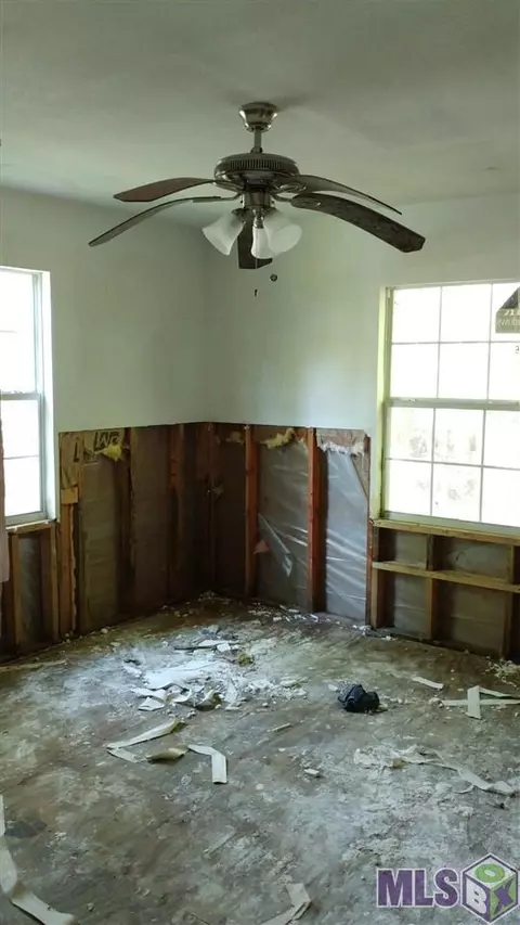 32027 Pat Ln, Springfield, LA 70462 photo 5