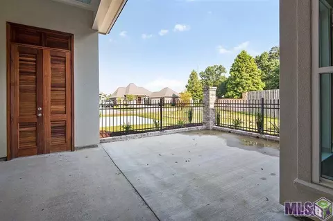 9388 Villa Crossing Dr, Greenwell Springs, LA 70739 photo 3
