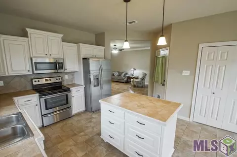 31127 Green Leaf Dr, Walker, LA 70785 photo 3