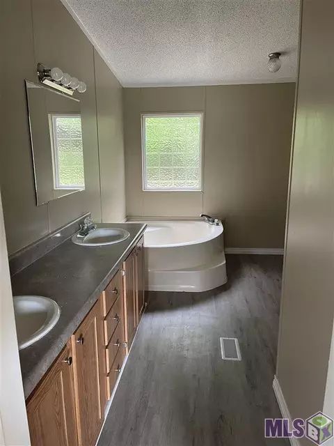 30176 La Hwy 22, Springfield, LA 70462 photo 2