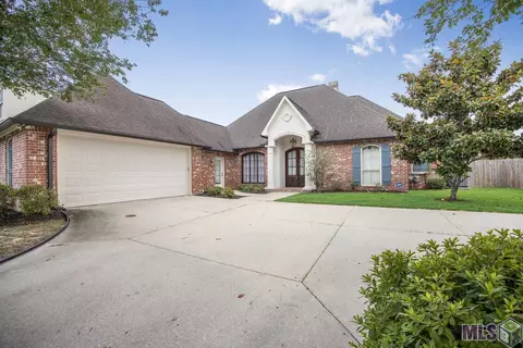 8718 Grand View Dr, Baton Rouge, LA 70809