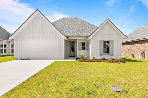 10517 Highland Lakes Dr, Denham Springs, LA 70726
