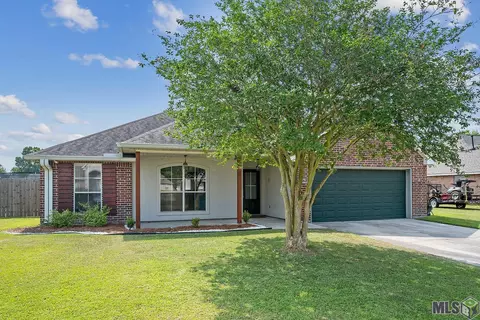 5262 Faulkner Dr, Darrow, LA 70725