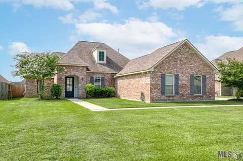 8848 Greenleaves Dr, Denham Springs, LA 70726