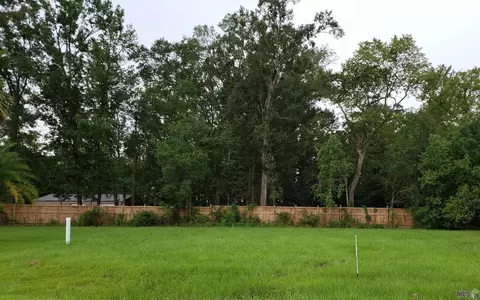 711 W Wellington St, Gonzales, LA 70737