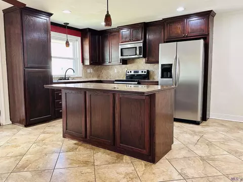 420 Maryland Ave, Port Allen, LA 70767