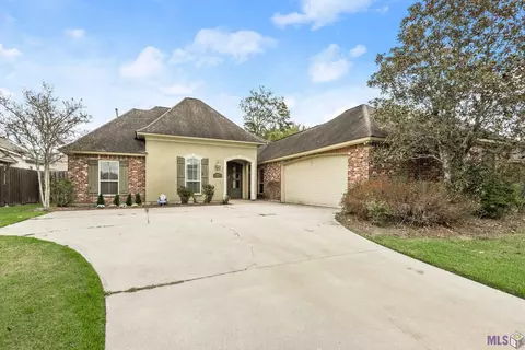 9296 Villa Crossing Dr, Greenwell Springs, LA 70739