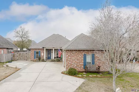 13221 Oak Knoll Dr, Geismar, LA 70734