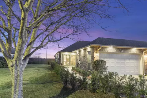5374 Courtyard Dr, Gonzales, LA 70737