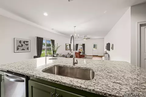 Kitchen - 14741 Carroll Ave, Walker, LA 70785 photo 3 of 5