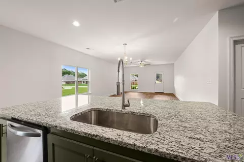 Kitchen - 14741 Carroll Ave, Walker, LA 70785 photo 4 of 5