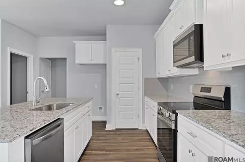 Kitchen - 14741 Carroll Ave, Walker, LA 70785 photo 5 of 5