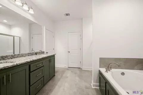 Bath - 14741 Carroll Ave, Walker, LA 70785 photo 2 of 3