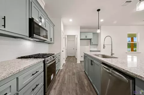 Kitchen - 14651 Carroll Ave, Walker, LA 70785 photo 4 of 4