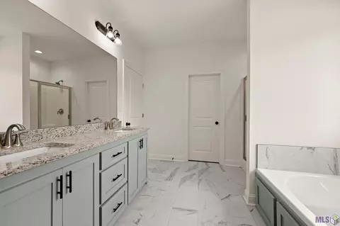 Bath - 14651 Carroll Ave, Walker, LA 70785 photo 2 of 3