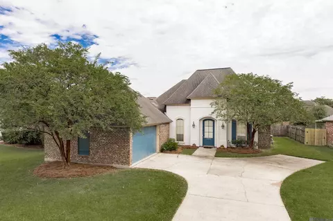 13230 Oak Knoll Dr, Geismar, LA 70734