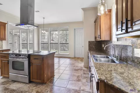 8446 Le Marie Ct, Denham Springs, LA 70706