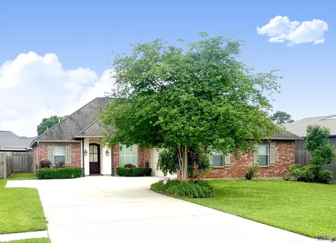 2135 N Willow Ridge Ave, Port Allen, LA 70767