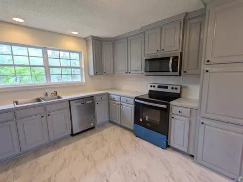 Kitchen - 14146 Old River Rd, Maurepas, LA 70449 photo 3 of 3