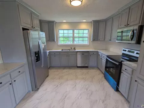 Kitchen - 14146 Old River Rd, Maurepas, LA 70449 photo 1 of 3