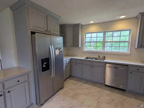 Kitchen - 14146 Old River Rd, Maurepas, LA 70449 photo 2 of 3