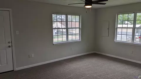 Living - 14146 Old River Rd, Maurepas, LA 70449 photo 4 of 5