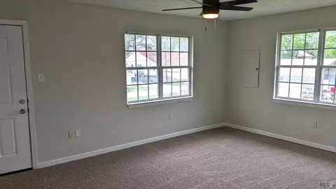 Living - 14146 Old River Rd, Maurepas, LA 70449 photo 5 of 5