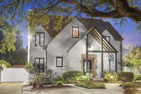 1637 E Lakeshore Dr, Baton Rouge, LA 70808