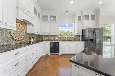 Kitchen - 33050 Duff Rd, Walker, LA 70785 photo 2 of 3