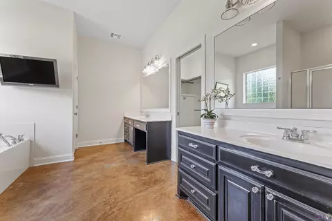 Bath - 33050 Duff Rd, Walker, LA 70785 photo 1 of 4