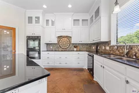Kitchen - 33050 Duff Rd, Walker, LA 70785 photo 3 of 3