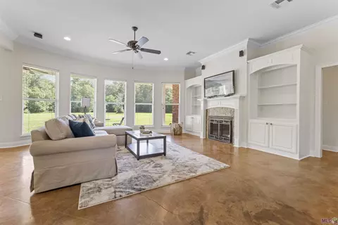Living - 33050 Duff Rd, Walker, LA 70785 photo 2 of 3