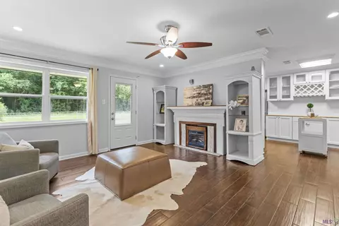 323 Matthew Dr, Denham Springs, LA 70726
