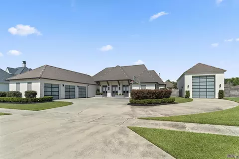 18228 Woodland Cove Dr, Baton Rouge, LA 70817
