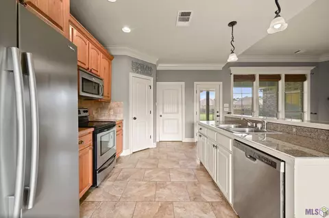 Kitchen - 15037 Coldwater Dr, Walker, LA 70785 photo 2 of 2