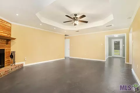 Living - 14121 Meadow Brook Ln, Walker, LA 70785 photo 2 of 3
