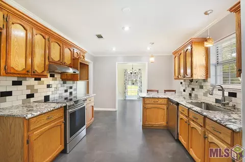 Kitchen - 14121 Meadow Brook Ln, Walker, LA 70785 photo 2 of 4