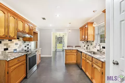 Kitchen - 14121 Meadow Brook Ln, Walker, LA 70785 photo 3 of 4