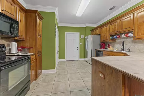 Kitchen - 13555 Ball Park Rd, Walker, LA 70785 photo 3 of 3