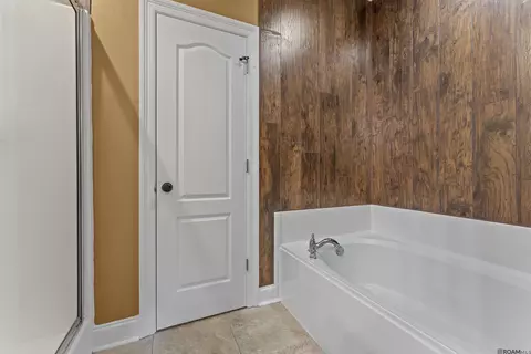 Bath - 13555 Ball Park Rd, Walker, LA 70785 photo 2 of 3