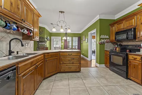 Kitchen - 13555 Ball Park Rd, Walker, LA 70785 photo 2 of 3