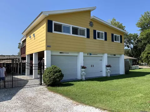 22284 Chinquapin Ave, Maurepas, LA 70449