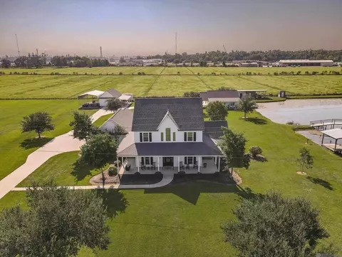 5739 N River Rd, Port Allen, LA 70767
