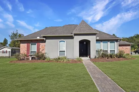 9095 Willow Bend Dr, Denham Springs, LA 70726
