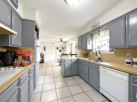 2335 Bernwood Dr, Baton Rouge, LA 70816