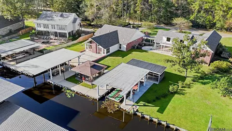 31200 River Pines Dr, Springfield, LA 70462