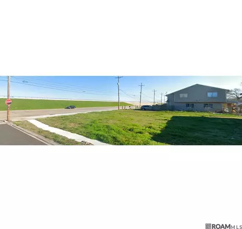 8025 Unity Dr, New Orleans, LA 70128