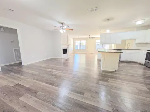 304 Sandra Dr, Baker, LA 70714 photo 4